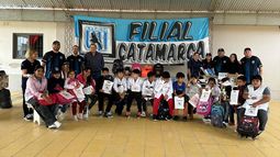 Hinchas de Racing llevaron útiles a una escuela rural de Paclín