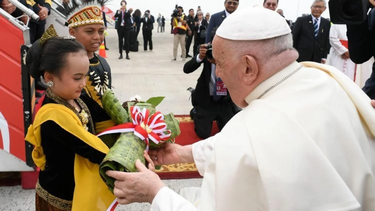 el papa francisco llego a yakarta: busca promover la fe, la fraternidad y la compasion