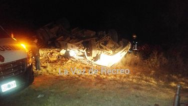 Vuelco fatal en la Paz: murió el chofer de un camión repartidor de gaseosas