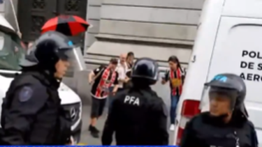 un agente de la policia federal empujo a un manifestante en la movilizacion del congreso
