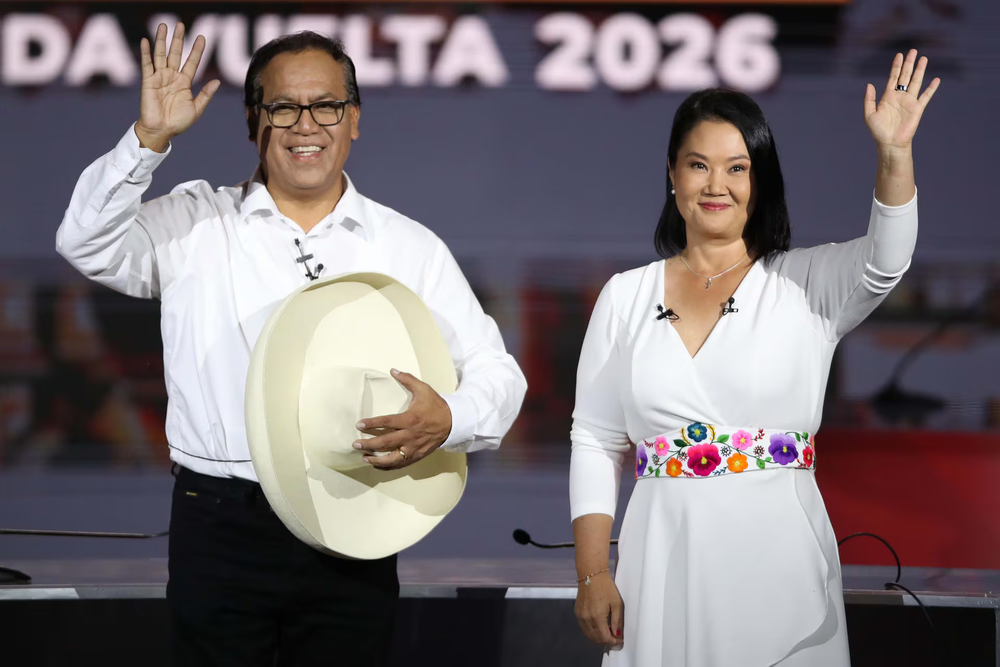 Perú vota entre dos modelos de país en un balotaje de final abierto