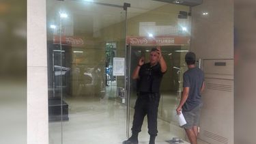 Salvaje agresión de un médico a una joven en un departamento