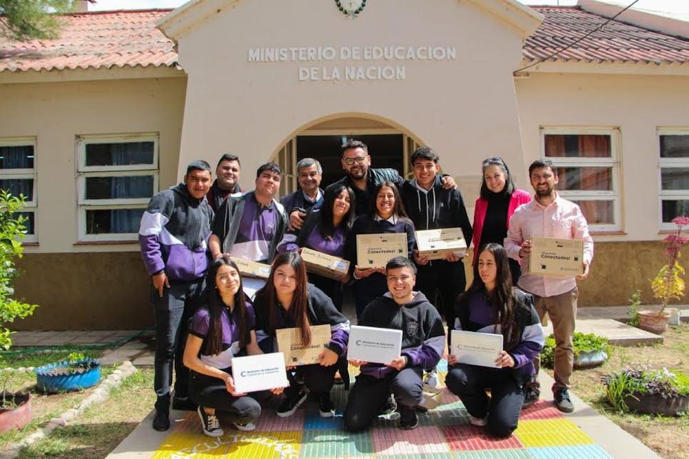 Educación entregó netbooks en La Puerta