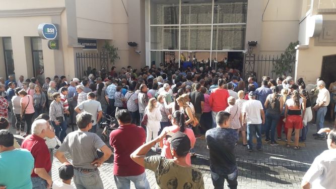 Cuadras de cola y caos en el microcentro por el pago del “bono de fin de año”
