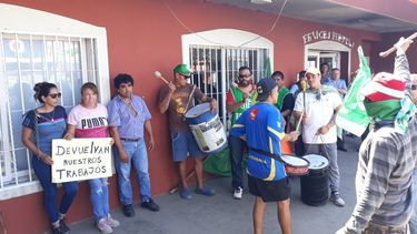 Empleados cesanteados se encadenaron frente al municipio de Recreo