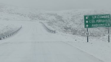 cortan el transito en la cuesta el portezuelo y la ruta 2 por la nieve