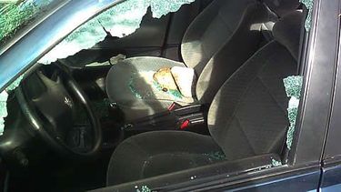 Apedreó autos a la salida de un boliche chacarero