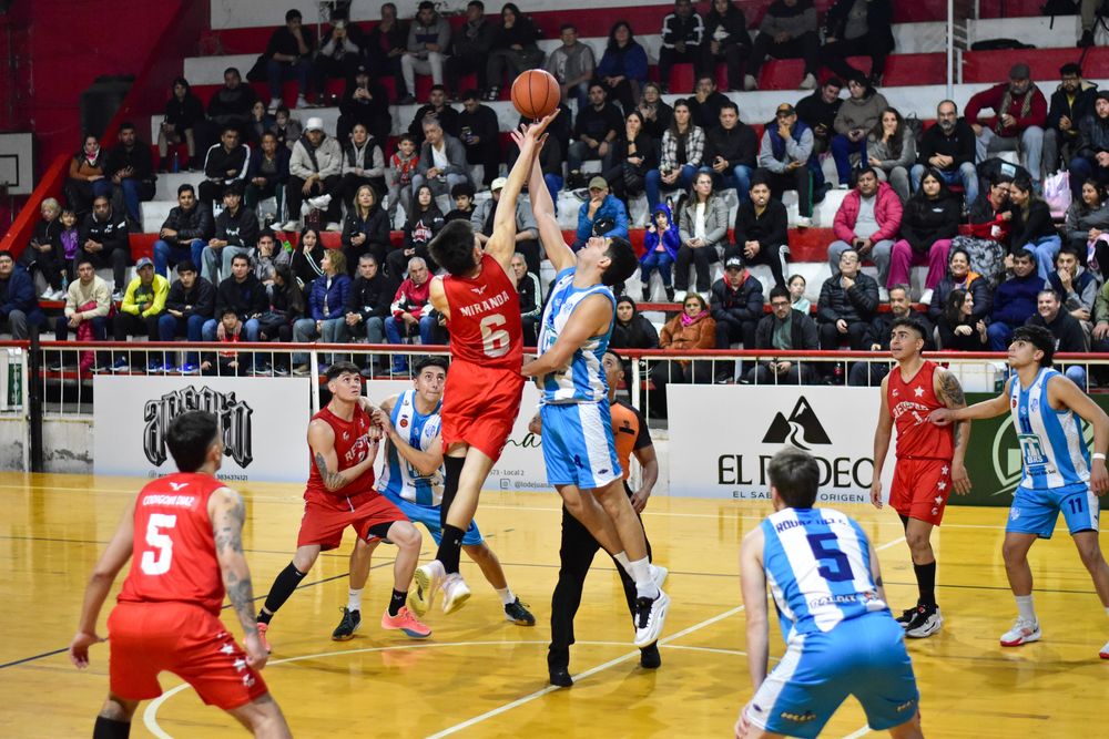 Pie derecho. El conjunto estrellado arrancó ganando la serie.