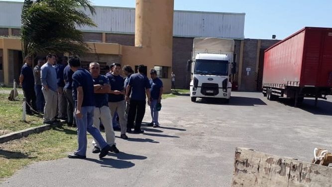 Operarios de ex Neba bloquearon el ingreso a la fábrica