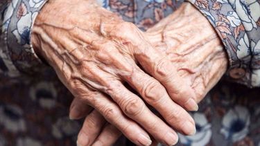Invitó a comer a su mamá, pero la metió en un geriátrico para robarle