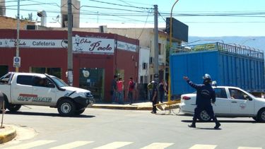 Camión con acoplado quedó en medio de una calle