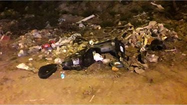 Chocó contra un montículo de escombros y terminó internado