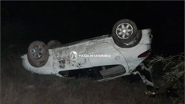 un auto volco en ruta 157: dos personas heridas