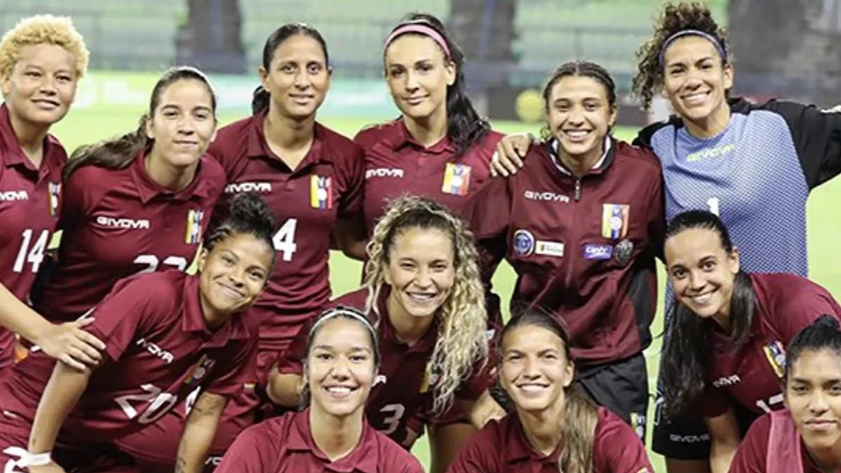 El seleccionado femenino de futbol de Venezuela se entrena en el