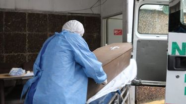 clausuraron un sanatorio por tener cadaveres en descomposicion