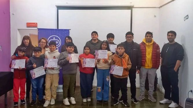 Estudiantes recibieron diplomas