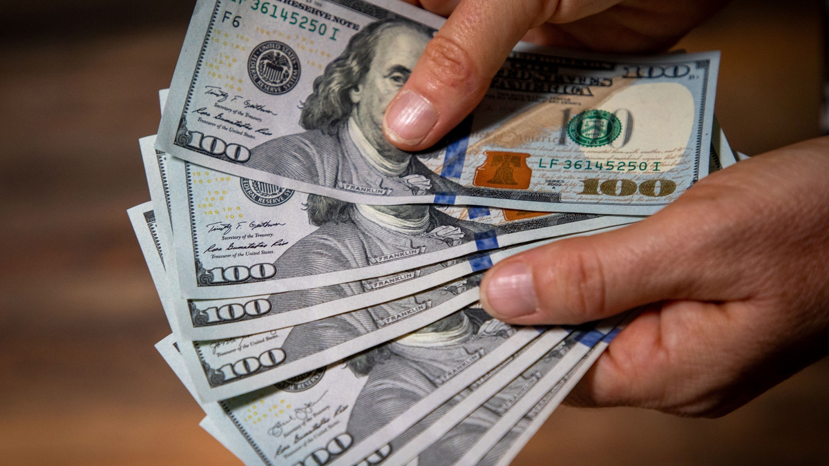 El dólar podría llegar a $1.800 este año