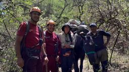 Policías rescataron a dos personas en un cerro de El Rodeo Policías rescataron a dos personas en un cerro de El Rodeo