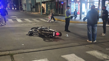 motociclista cruzo en rojo, provoco un violento choque y escapo antes de ser asistido