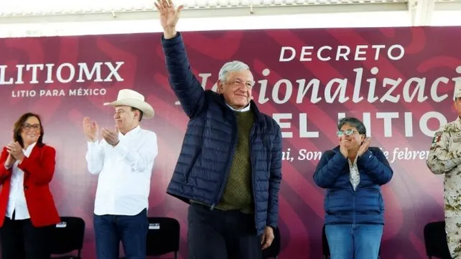 El presidente de México firmó el decreto de nacionalización del litio.