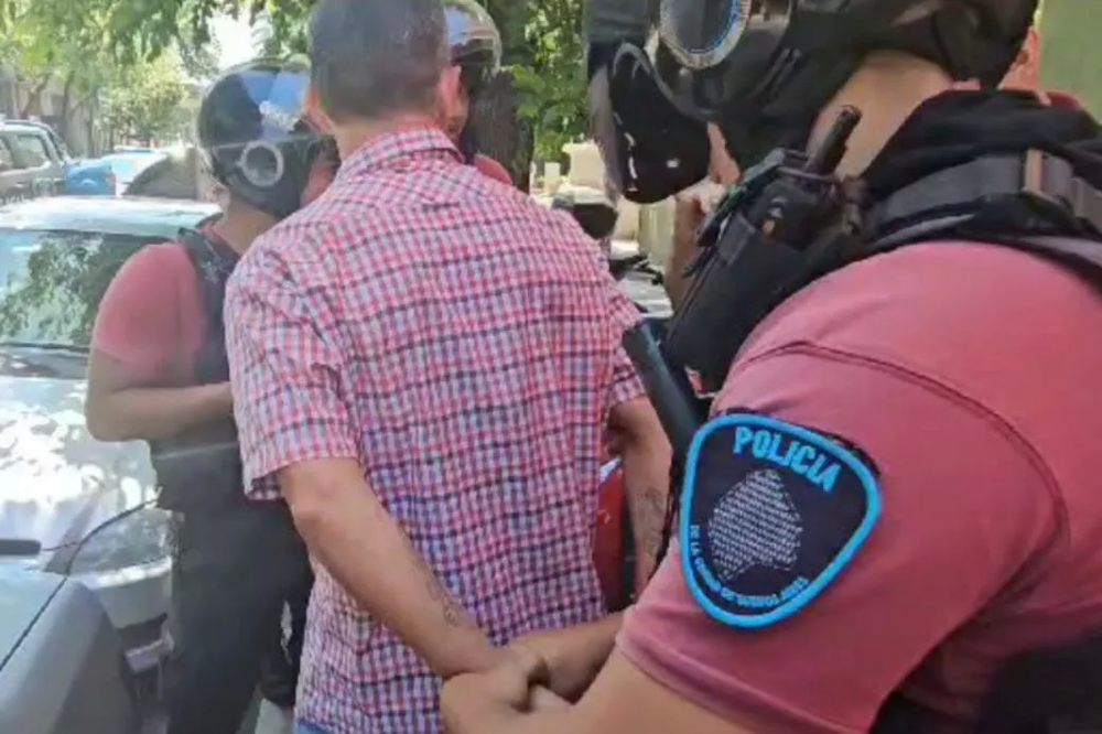 Detuvieron al hombre que le tiró un botellazo a Javier Milei