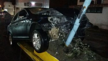 Conductor realizó una mala maniobra y terminó arriba de un cantero