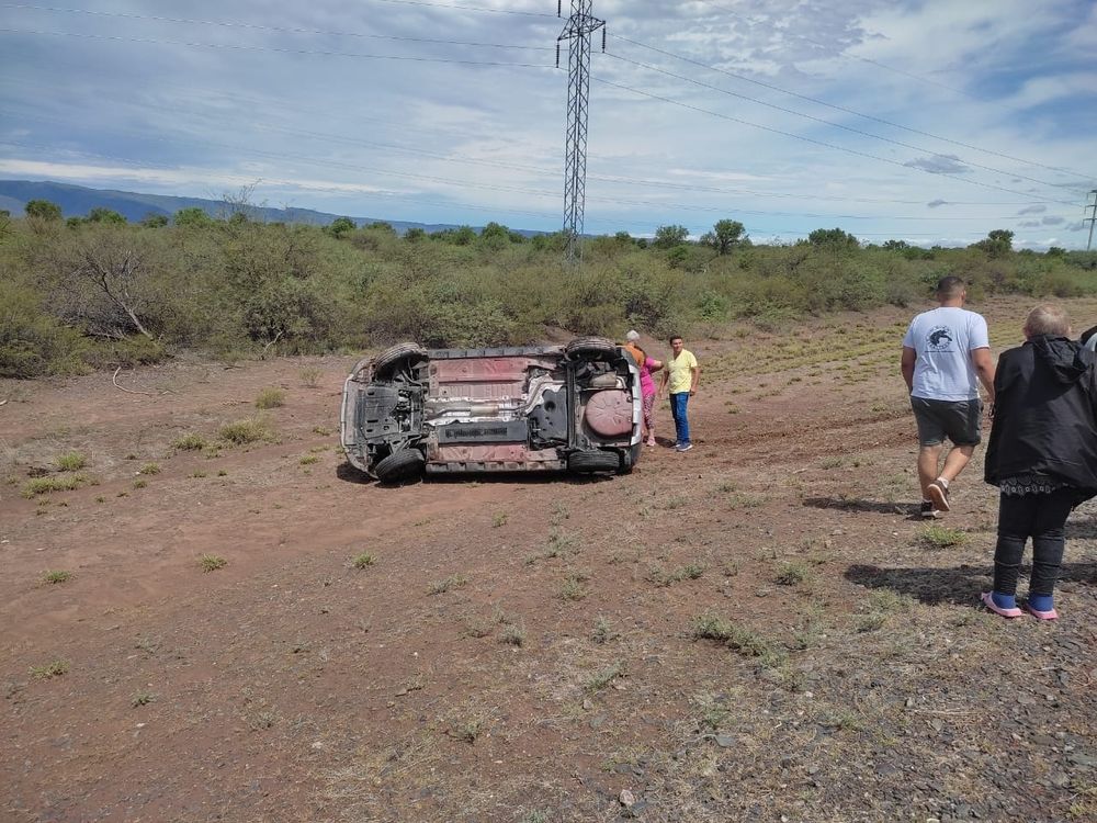 Sin heridos. El automóvil quedó de costado. Familiares de los accidentados los auxiliaron.