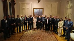 Base. Cuatro días después de su triunfo, Milei se reunió junto a todo su Gabinete con 20 de los 24 gobernadores.