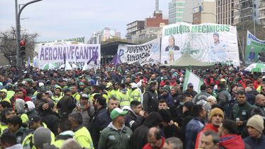 jornada de marchas masivas: la cgt, las cta y la izquierda apuntaron a los especuladores