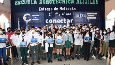 educacion entrego netbooks en monte redondo y alijilan