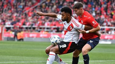 River e Independiente juegan un duelo clave