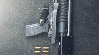 intimido a su expareja con armas de fuego