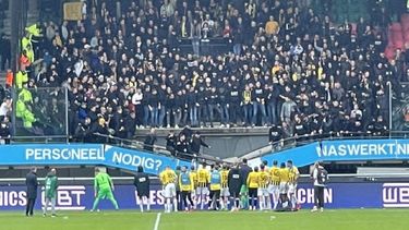 se cayo una tribuna repleta en un partido de la liga holandesa