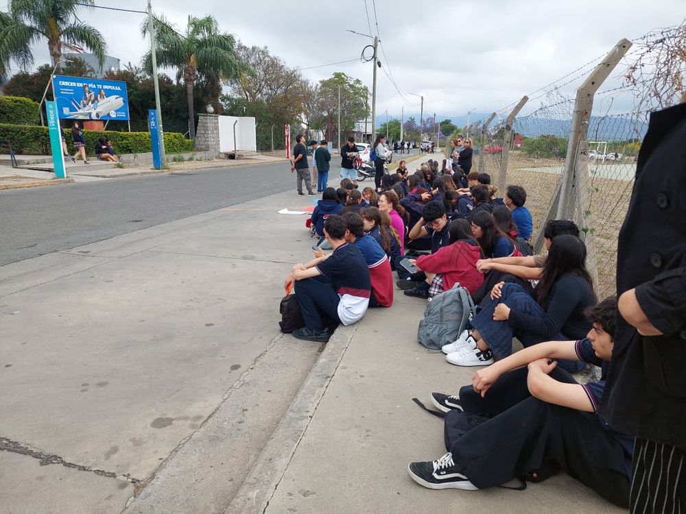 Alumnos y padres realizaron una sentada pacífica frente al Pía Didoménico por un caso de bullying