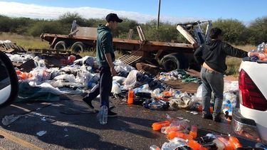 Volcó un camión con gaseosas en la ruta 20