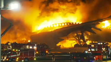 Tragedia. Un avión se incendió en un aeropuerto de Japón.