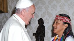 Milagro Sala en su visita al Papa Francisco. 