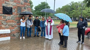 Ceremonia. Un sacerdote bendijo la placa conmemorativa colocada por los hijos de Rojas (der).