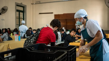 cordoba: la crisis empuja a miles de familias de clase media a pedir comida en las escuelas