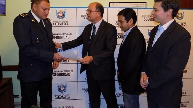 Obtuvo un beneficio a costa del Estado ocultándose en su jerarquía policial”