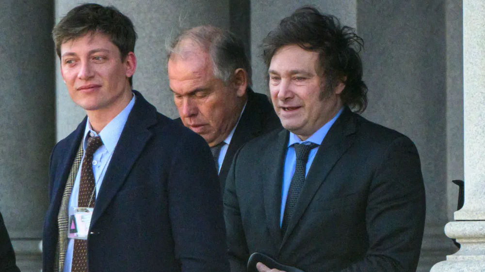 Santiago Caputo, junto a Javier Milei