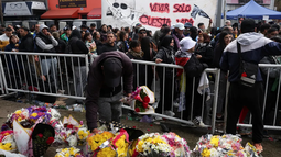 Miles de fanáticos despiden al Indio Solari en una emotiva ceremonia en Avellaneda Miles de fanáticos despiden al Indio Solari en una emotiva ceremonia en Avellaneda