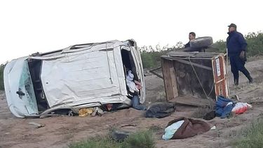 una camioneta volco en ruta provincial 46