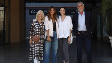 De izquierda a derecha, Pomi, Juliana, Nadine y Daniel Awada.