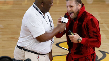 Conor McGregor durante la final de la NBA