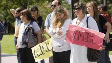 aduca se manifesto en la plaza exponiendo su postura