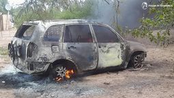 Una camioneta fue consumida por un voraz incendio en El Alto