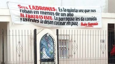 Cura ofrece comida para que le dejen de robar