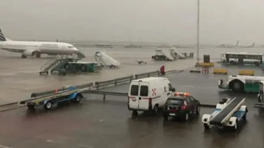 caos en aeroparque y ezeiza por la tormenta