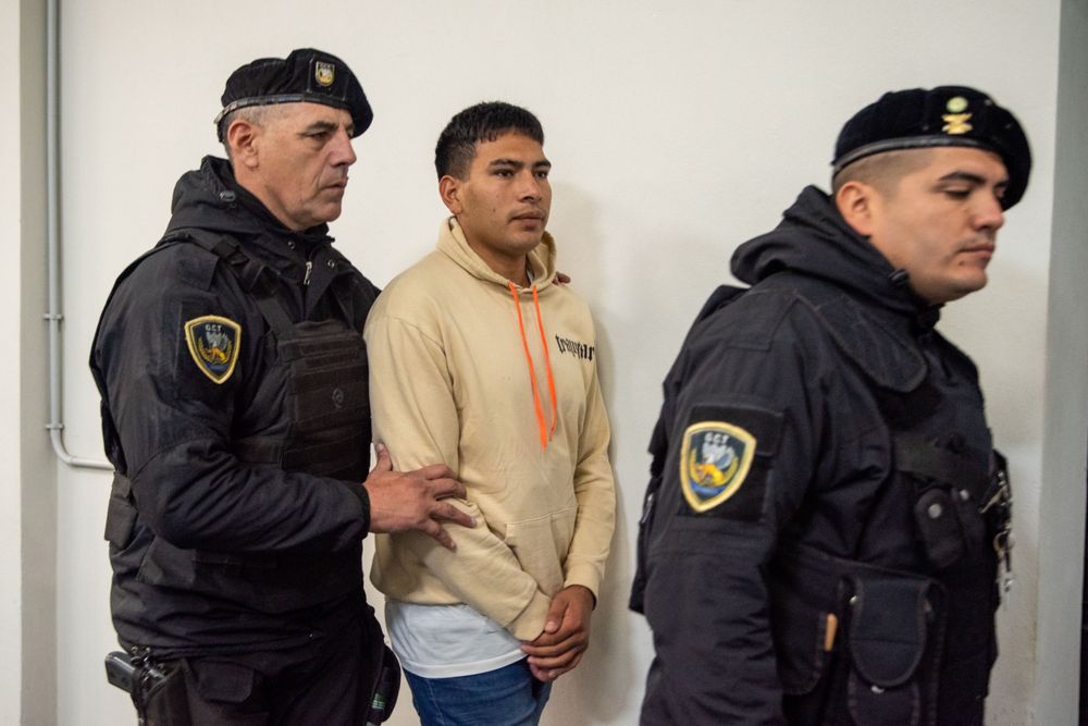 Condenado. Castro (centro) pasará 10 años en el Servicio Penitenciario de Miraflores / Foto: Cristian Seco.